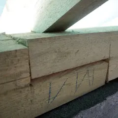 Rozstaw szpilek murłaty: Jak bezpiecznie połączyć dach ze ścianą?