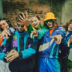 Stylizacje PRL: Jak stworzyć retro look i gdzie szukać ubrań?