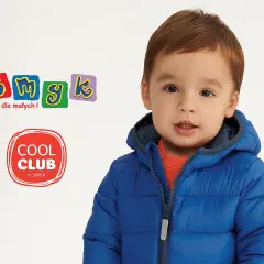 Chłopiec w niebieskiej kurtce z kapturem, logo Smyk i Cool Club.