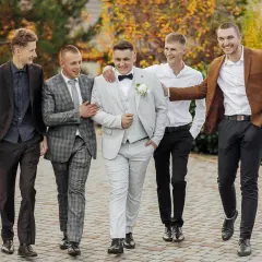 Męski strój na urodziny: Stylowe stylizacje na każdą okazję