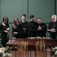 Jak się ubrać na pogrzeb? Poradnik: strój, kolory, zasady