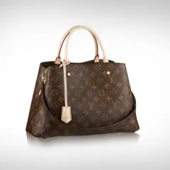 Brązowa torebka Louis Vuitton z monogramem, uchwytami i paskiem na ramię.