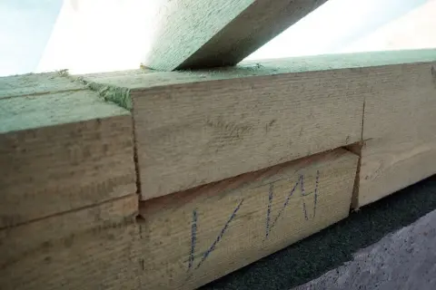 Rozstaw szpilek murłaty: Jak bezpiecznie połączyć dach ze ścianą?