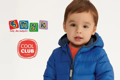 Chłopiec w niebieskiej kurtce z kapturem, logo Smyk i Cool Club.