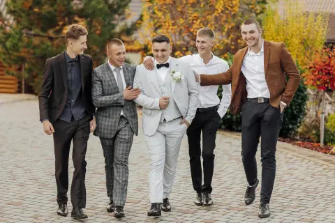 Męski strój na urodziny: Stylowe stylizacje na każdą okazję
