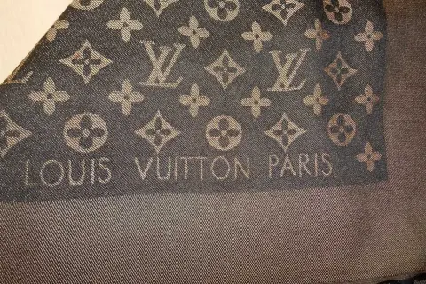 Ceny chust Louis Vuitton w Polsce: Ile kosztuje oryginał?