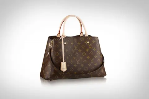 Brązowa torebka Louis Vuitton z monogramem, uchwytami i paskiem na ramię.