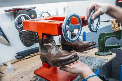 Rozciąganie butów wspinaczkowych: Jak dopasować ciasne buty?