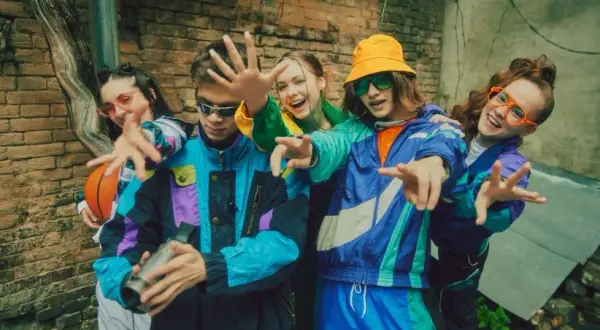 Stylizacje PRL: Jak stworzyć retro look i gdzie szukać ubrań?