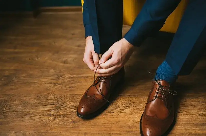 granatowy garnitur pasek i buty ten sam kolor, skarpetki do granatowego garnituru