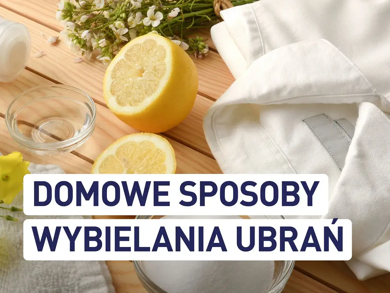 Cytryna i soda oczyszczona – domowe sposoby, co najlepiej przywraca biel ubraniom. Biała koszulka czeka na odświeżenie.