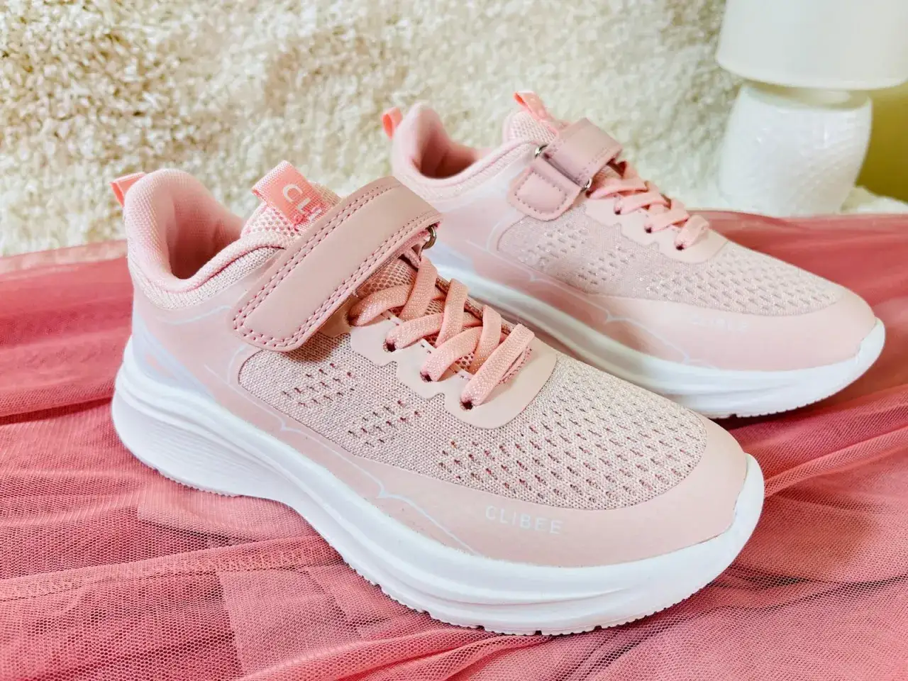 dziecięce buty sportowe dla dorosłych, kobieta mierząca buty w dziale dziecięcym