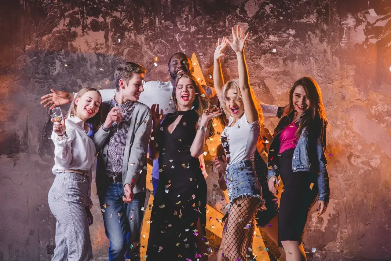 imprezowe stylizacje na urodziny w klubie