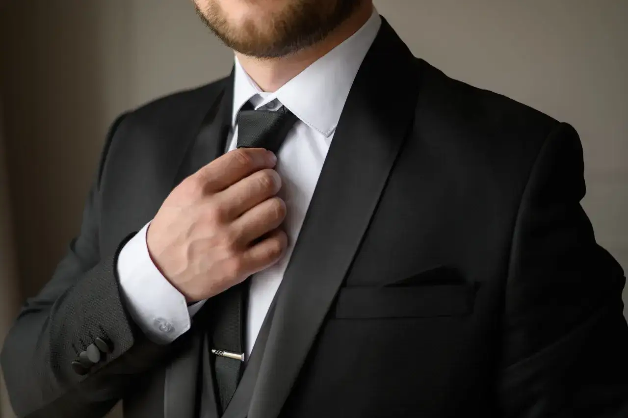 eleganckie stylizacje męskie szpilka do krawata