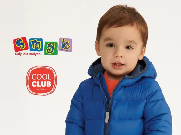 Chłopiec w niebieskiej kurtce z kapturem, logo Smyk i Cool Club.